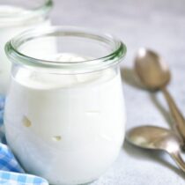 bebé-iogurte-alimentação-infantil-diversificação-alimentar